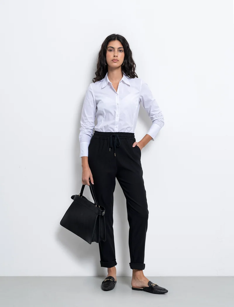 Pantalone in tessuto elasticizzato con coulisse in vita - Nero