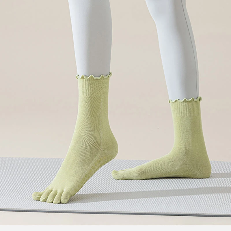 Olivenorma Zehenstegsocken mit fünf Zehen, mittelhoch, atmungsaktiv, rutschfest, für Pilates und Barre, elegantem Spitzendesign und rutschfester Sohle.