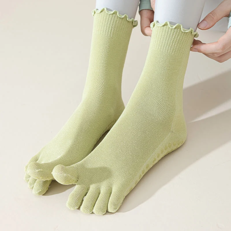 Olivenorma Zehenstegsocken mit fünf Zehen, mittelhoch, atmungsaktiv, rutschfest, für Pilates und Barre, elegantem Spitzendesign und rutschfester Sohle.