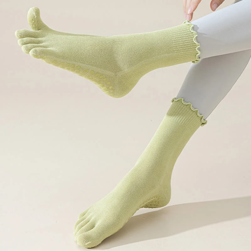 Olivenorma Zehenstegsocken mit fünf Zehen, mittelhoch, atmungsaktiv, rutschfest, für Pilates und Barre, elegantem Spitzendesign und rutschfester Sohle.