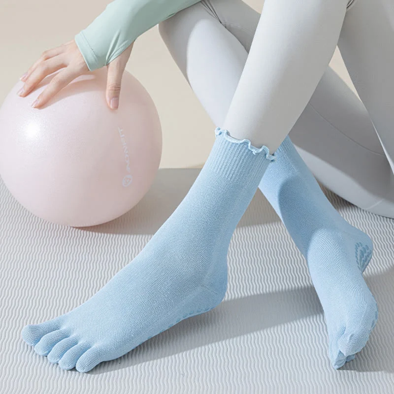 Olivenorma Zehenstegsocken mit fünf Zehen, mittelhoch, atmungsaktiv, rutschfest, für Pilates und Barre, elegantem Spitzendesign und rutschfester Sohle.