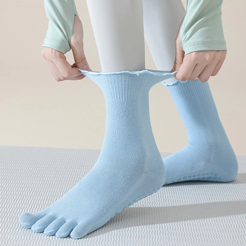 Olivenorma Zehenstegsocken mit fünf Zehen, mittelhoch, atmungsaktiv, rutschfest, für Pilates und Barre, elegantem Spitzendesign und rutschfester Sohle.