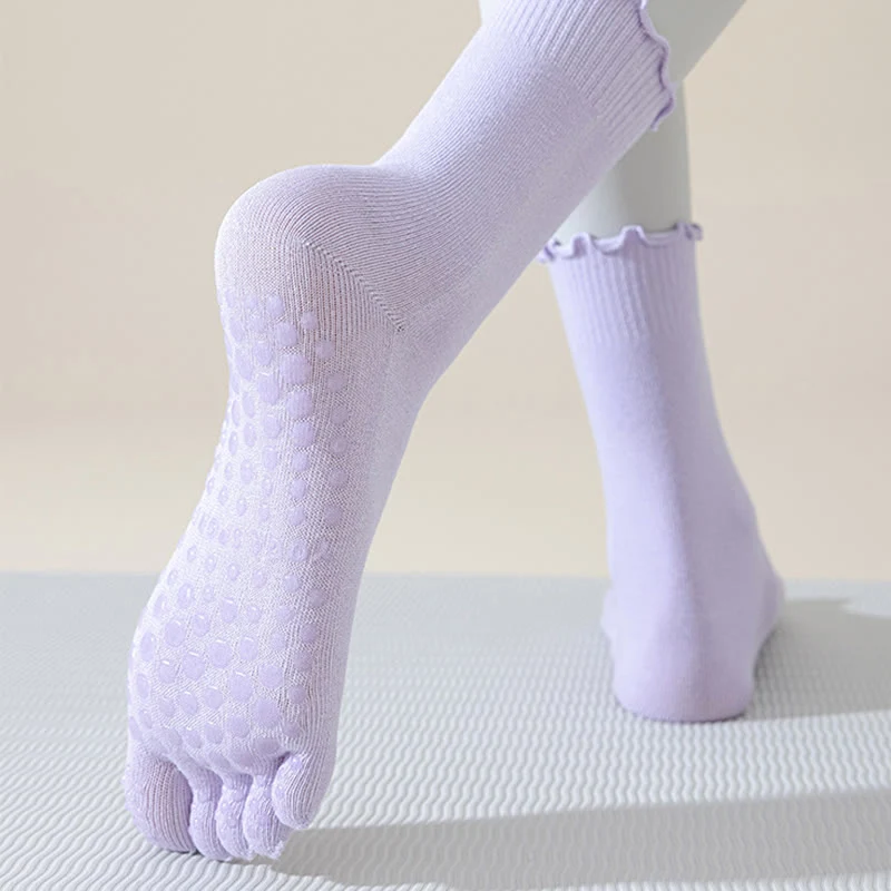 Olivenorma Zehenstegsocken mit fünf Zehen, mittelhoch, atmungsaktiv, rutschfest, für Pilates und Barre, elegantem Spitzendesign und rutschfester Sohle.