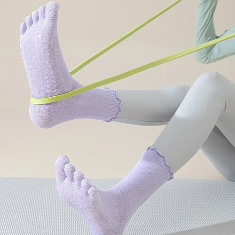 Olivenorma Zehenstegsocken mit fünf Zehen, mittelhoch, atmungsaktiv, rutschfest, für Pilates und Barre, elegantem Spitzendesign und rutschfester Sohle.