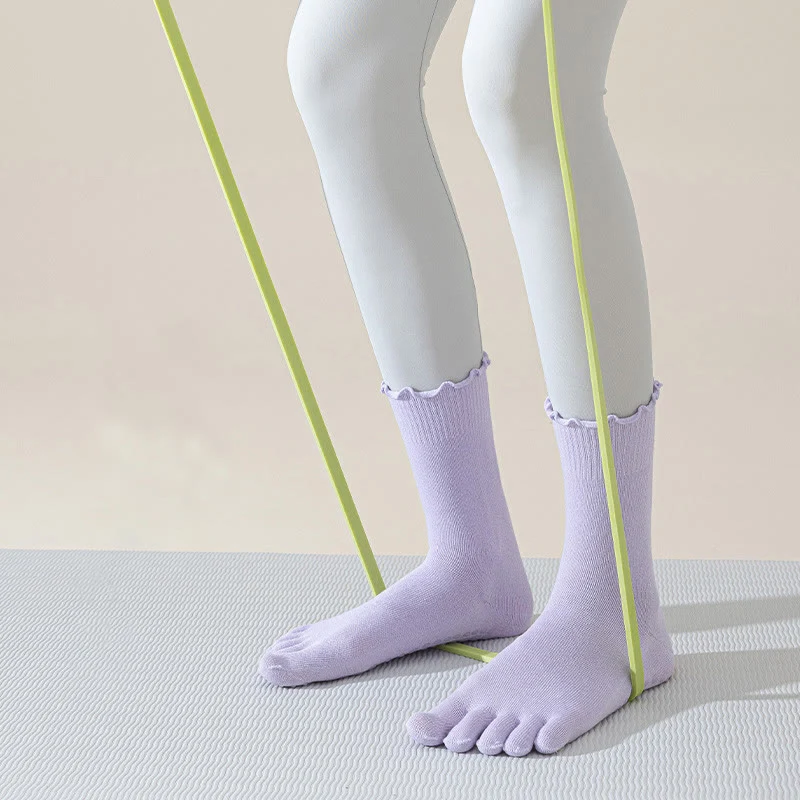 Olivenorma Zehenstegsocken mit fünf Zehen, mittelhoch, atmungsaktiv, rutschfest, für Pilates und Barre, elegantem Spitzendesign und rutschfester Sohle.