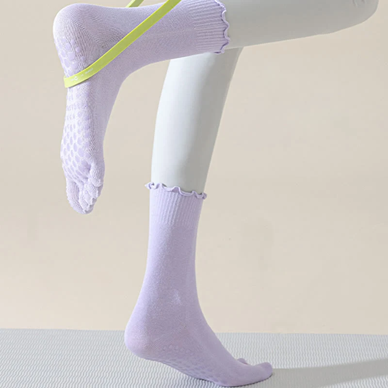 Olivenorma Zehenstegsocken mit fünf Zehen, mittelhoch, atmungsaktiv, rutschfest, für Pilates und Barre, elegantem Spitzendesign und rutschfester Sohle.