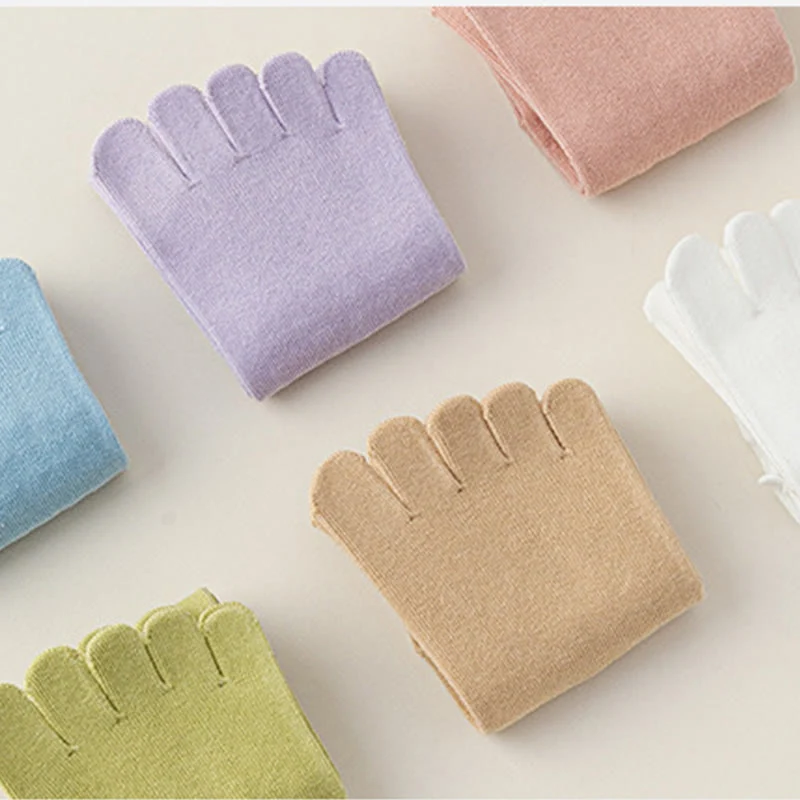 Olivenorma Zehenstegsocken mit fünf Zehen, mittelhoch, atmungsaktiv, rutschfest, für Pilates und Barre, elegantem Spitzendesign und rutschfester Sohle.
