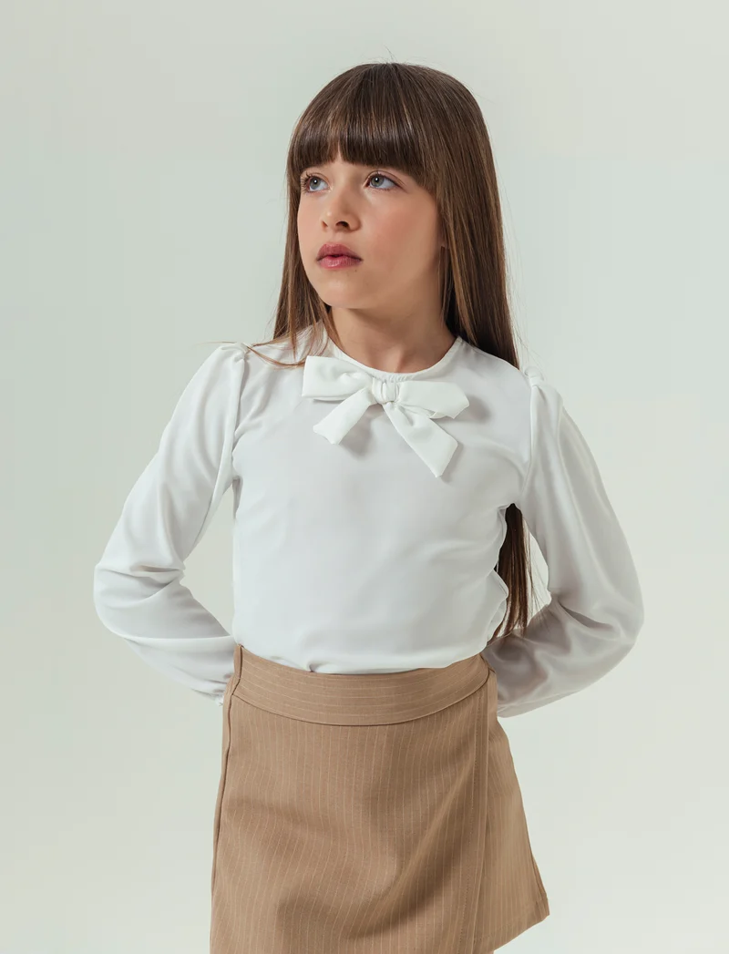 Blusa con fiocco da bambina. - Bianco