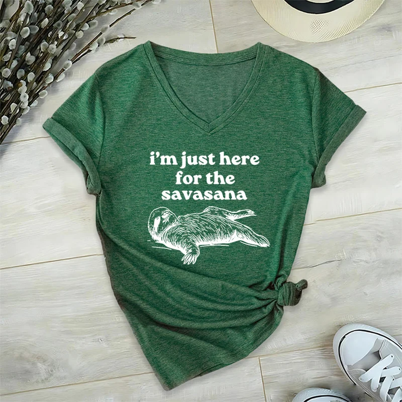Olivenorma Humorvolles Faultier-„Savasana“-Zitat Grafik-V-Ausschnitt-T-Shirt