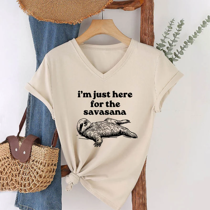 Olivenorma Humorvolles Faultier-„Savasana“-Zitat Grafik-V-Ausschnitt-T-Shirt