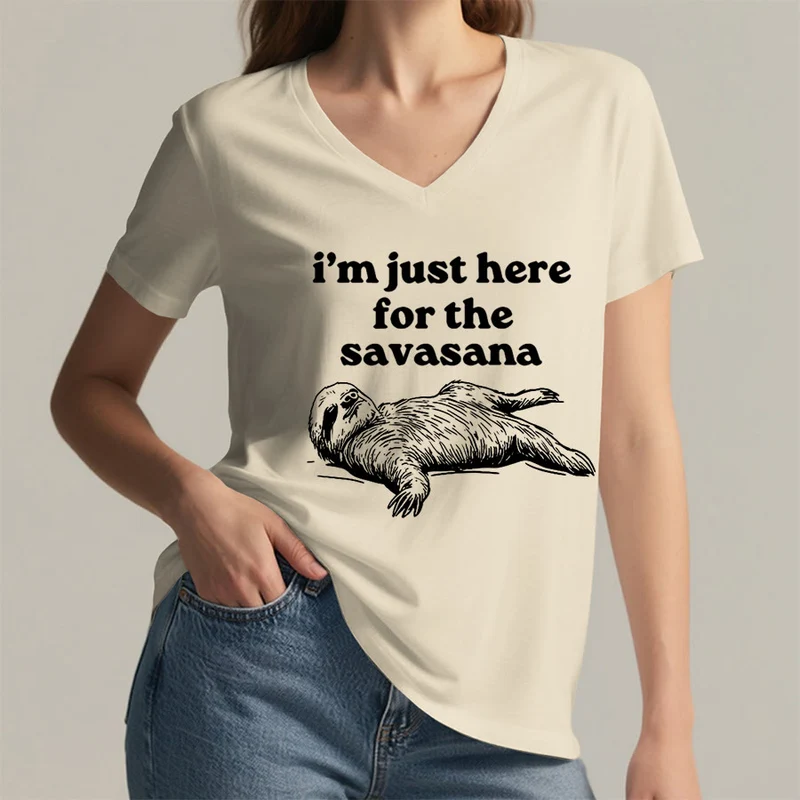 Olivenorma Humorvolles Faultier-„Savasana“-Zitat Grafik-V-Ausschnitt-T-Shirt