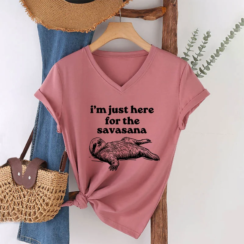 Olivenorma Humorvolles Faultier-„Savasana“-Zitat Grafik-V-Ausschnitt-T-Shirt