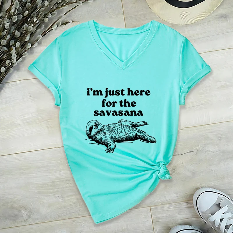 Olivenorma Humorvolles Faultier-„Savasana“-Zitat Grafik-V-Ausschnitt-T-Shirt