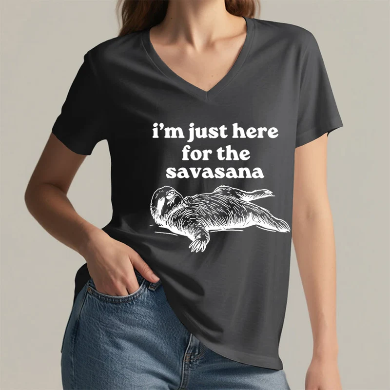 Olivenorma Humorvolles Faultier-„Savasana“-Zitat Grafik-V-Ausschnitt-T-Shirt