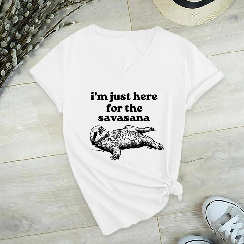 Olivenorma Humorvolles Faultier-„Savasana“-Zitat Grafik-V-Ausschnitt-T-Shirt