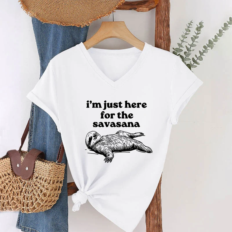 Olivenorma Humorvolles Faultier-„Savasana“-Zitat Grafik-V-Ausschnitt-T-Shirt