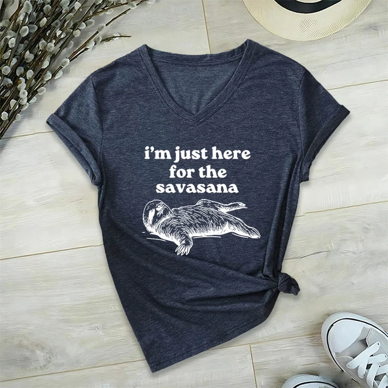 Olivenorma Humorvolles Faultier-„Savasana“-Zitat Grafik-V-Ausschnitt-T-Shirt