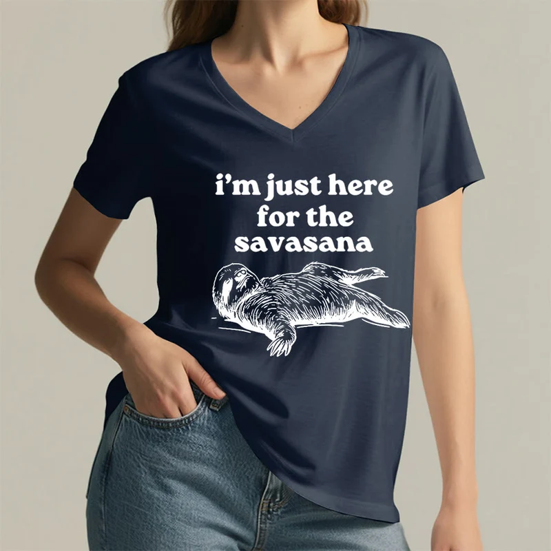Olivenorma Humorvolles Faultier-„Savasana“-Zitat Grafik-V-Ausschnitt-T-Shirt