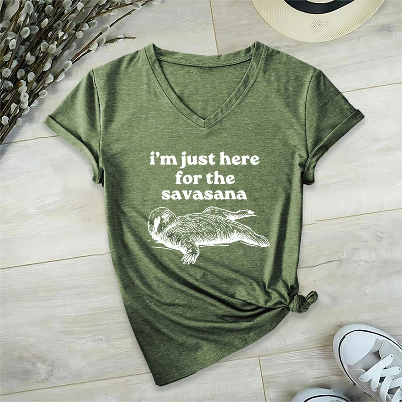 Olivenorma Humorvolles Faultier-„Savasana“-Zitat Grafik-V-Ausschnitt-T-Shirt