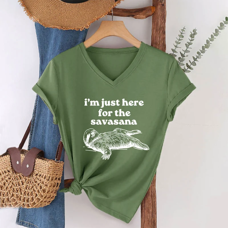 Olivenorma Humorvolles Faultier-„Savasana“-Zitat Grafik-V-Ausschnitt-T-Shirt