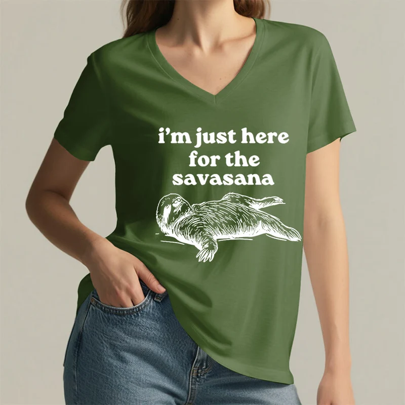 Olivenorma Humorvolles Faultier-„Savasana“-Zitat Grafik-V-Ausschnitt-T-Shirt