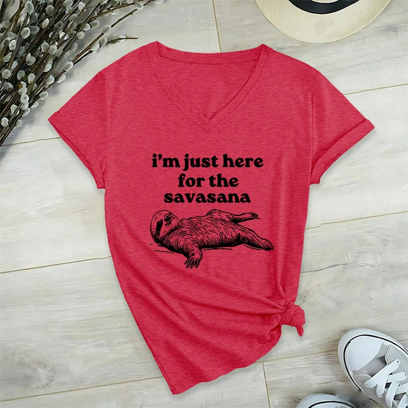 Olivenorma Humorvolles Faultier-„Savasana“-Zitat Grafik-V-Ausschnitt-T-Shirt