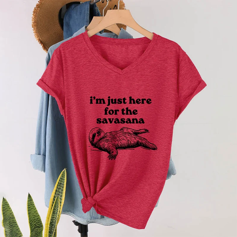 Olivenorma Humorvolles Faultier-„Savasana“-Zitat Grafik-V-Ausschnitt-T-Shirt