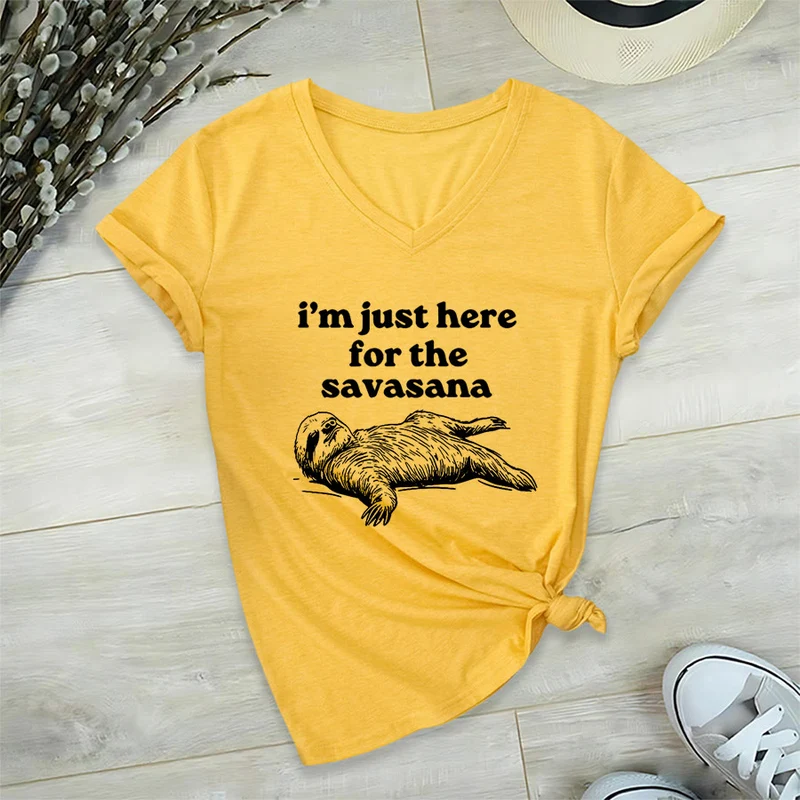 Olivenorma Humorvolles Faultier-„Savasana“-Zitat Grafik-V-Ausschnitt-T-Shirt