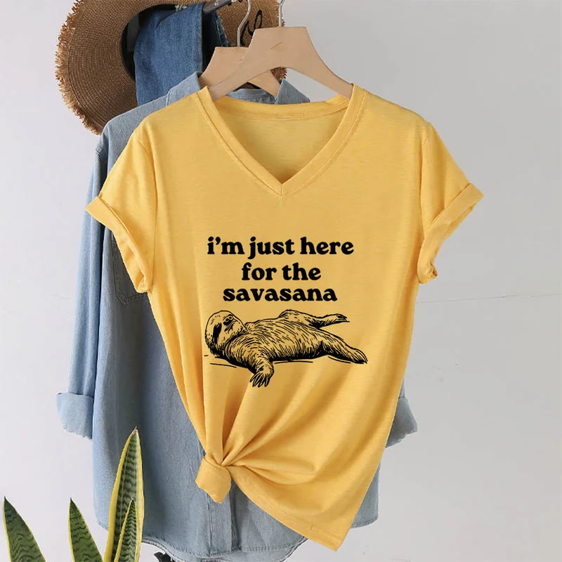 Olivenorma Humorvolles Faultier-„Savasana“-Zitat Grafik-V-Ausschnitt-T-Shirt