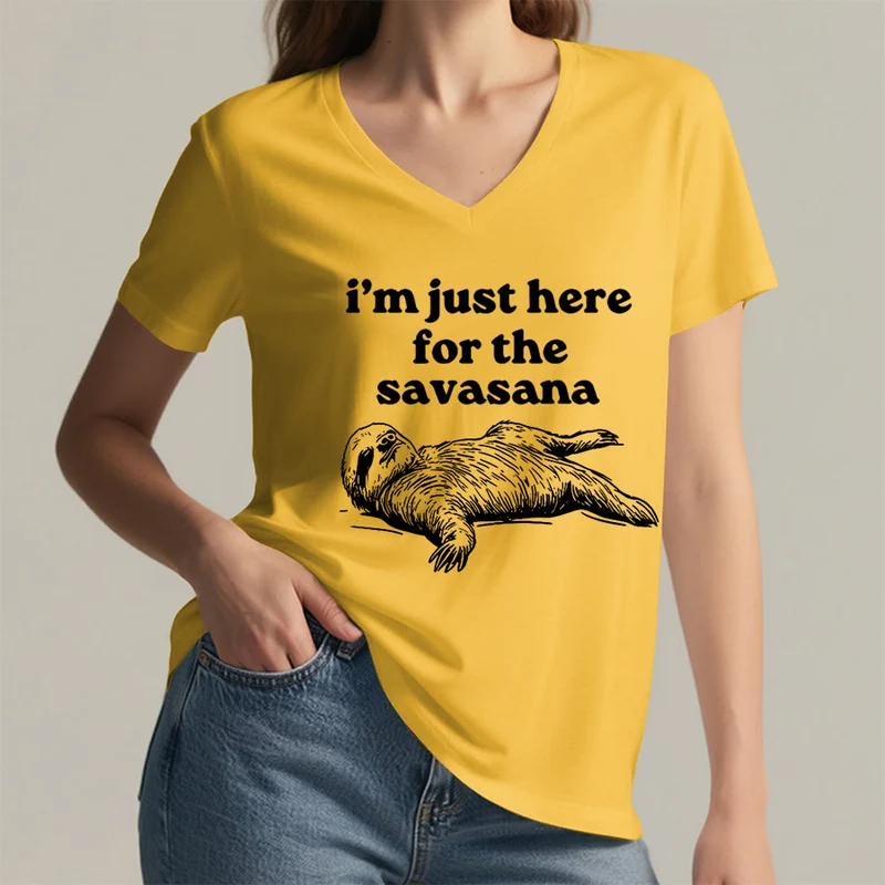Olivenorma Humorvolles Faultier-„Savasana“-Zitat Grafik-V-Ausschnitt-T-Shirt