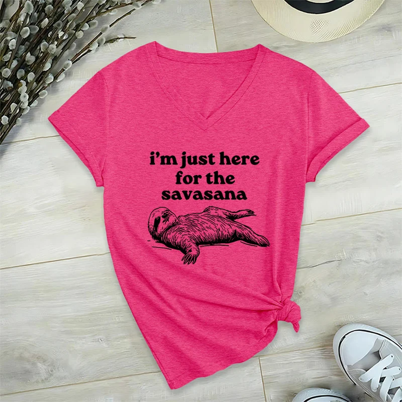 Olivenorma Humorvolles Faultier-„Savasana“-Zitat Grafik-V-Ausschnitt-T-Shirt
