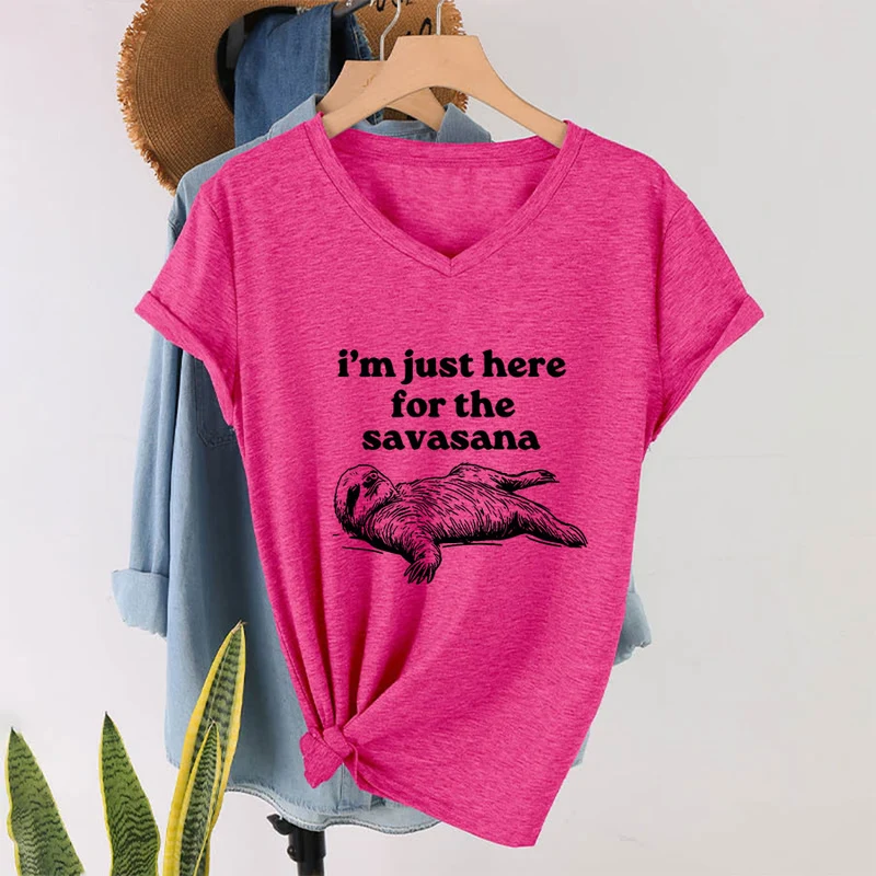 Olivenorma Humorvolles Faultier-„Savasana“-Zitat Grafik-V-Ausschnitt-T-Shirt