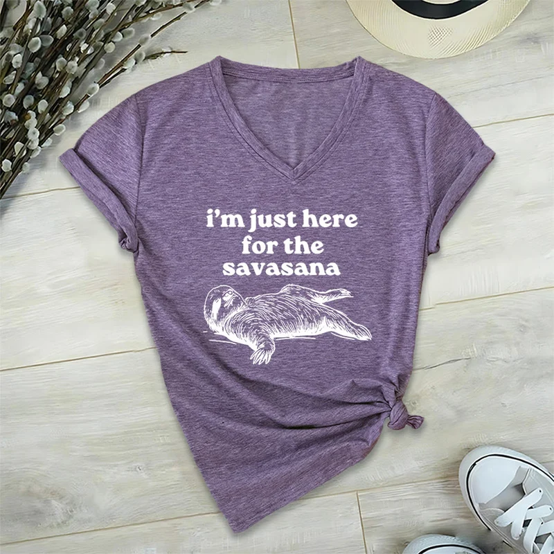 Olivenorma Humorvolles Faultier-„Savasana“-Zitat Grafik-V-Ausschnitt-T-Shirt