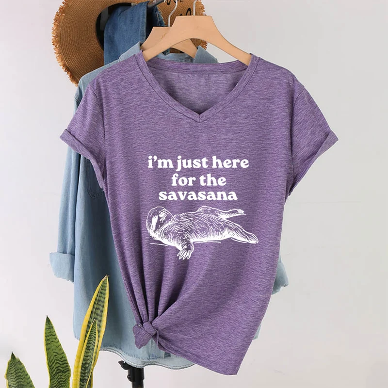 Olivenorma Humorvolles Faultier-„Savasana“-Zitat Grafik-V-Ausschnitt-T-Shirt