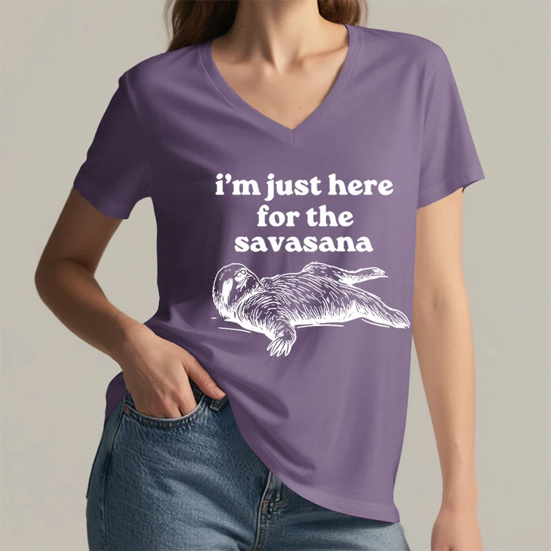 Olivenorma Humorvolles Faultier-„Savasana“-Zitat Grafik-V-Ausschnitt-T-Shirt