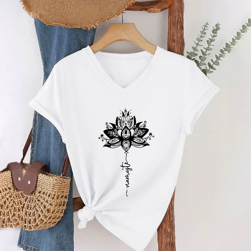 Olivenorma T-Shirt mit aufwendigem Lotus-Mandala-Muster und Namaste-Motiv, V-Ausschnitt