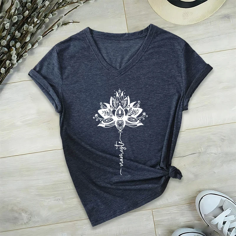 Olivenorma T-Shirt mit aufwendigem Lotus-Mandala-Muster und Namaste-Motiv, V-Ausschnitt