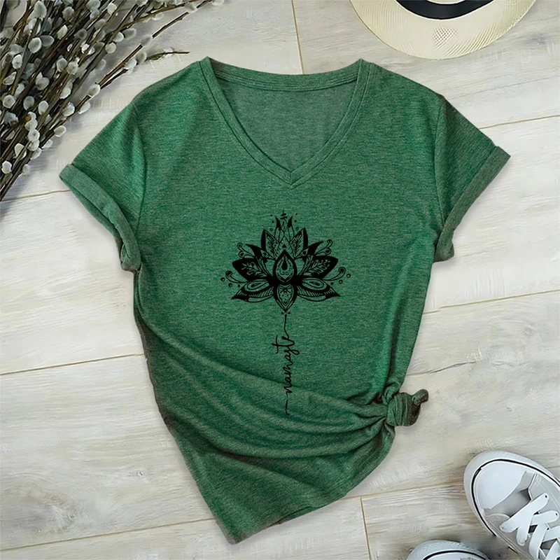 Olivenorma T-Shirt mit aufwendigem Lotus-Mandala-Muster und Namaste-Motiv, V-Ausschnitt
