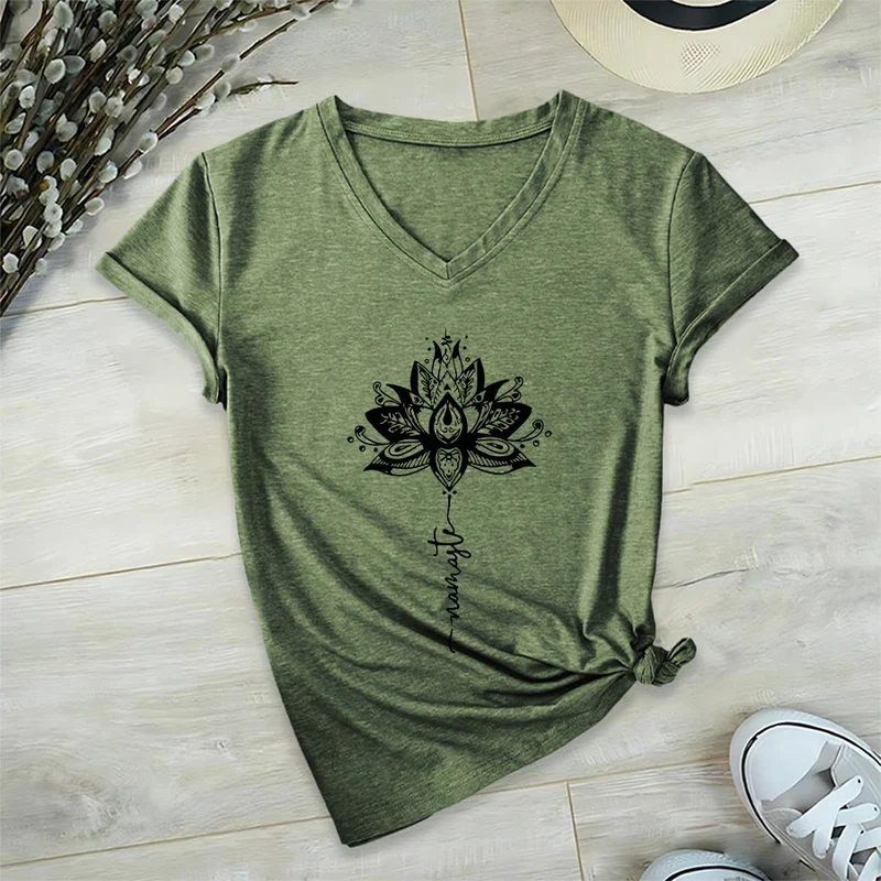 Olivenorma T-Shirt mit aufwendigem Lotus-Mandala-Muster und Namaste-Motiv, V-Ausschnitt