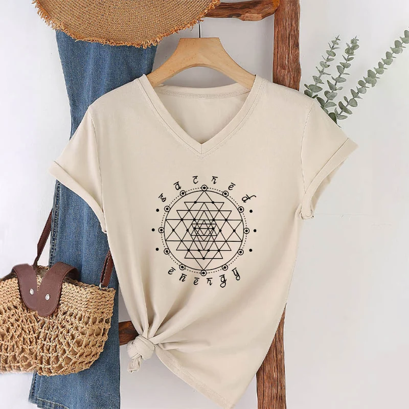 Olivenorma T-Shirt mit V-Ausschnitt und Grafikmotiv „Heilige Geometrie – Heilige Energie“