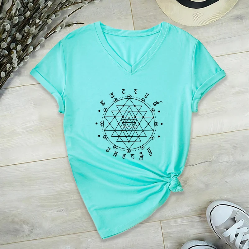 Olivenorma T-Shirt mit V-Ausschnitt und Grafikmotiv „Heilige Geometrie – Heilige Energie“