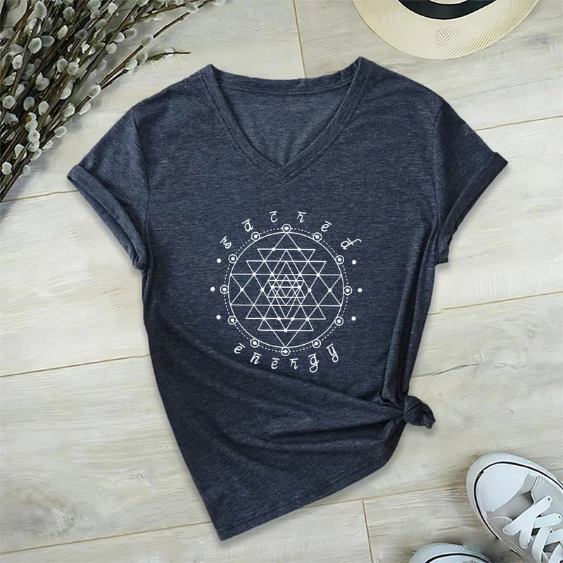 Olivenorma T-Shirt mit V-Ausschnitt und Grafikmotiv „Heilige Geometrie – Heilige Energie“