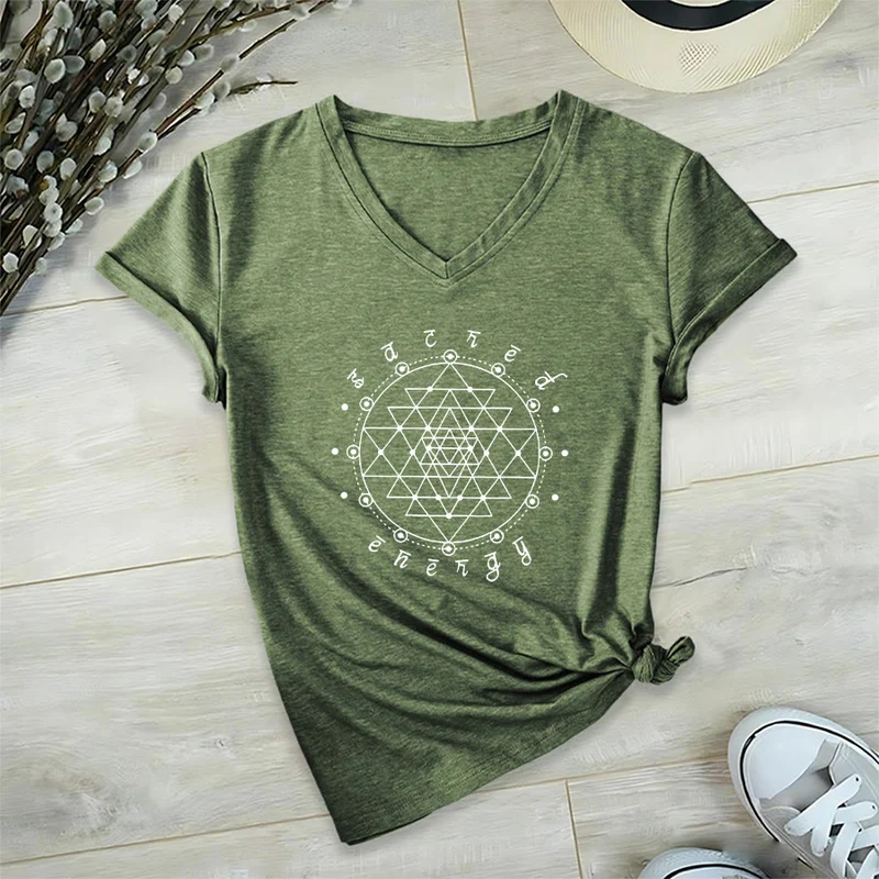 Olivenorma T-Shirt mit V-Ausschnitt und Grafikmotiv „Heilige Geometrie – Heilige Energie“