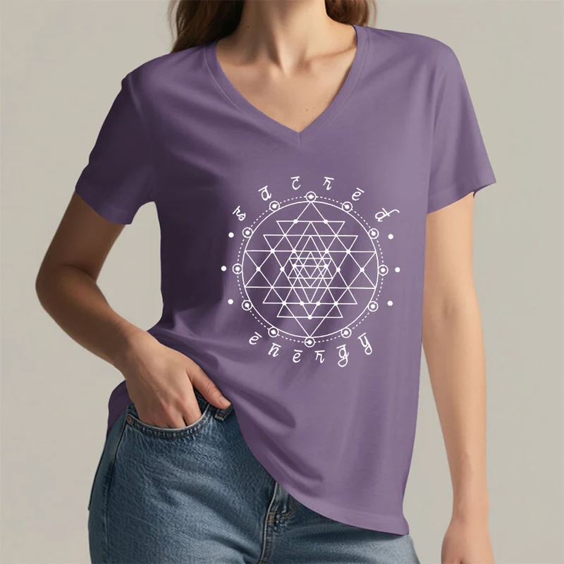 Olivenorma T-Shirt mit V-Ausschnitt und Grafikmotiv „Heilige Geometrie – Heilige Energie“