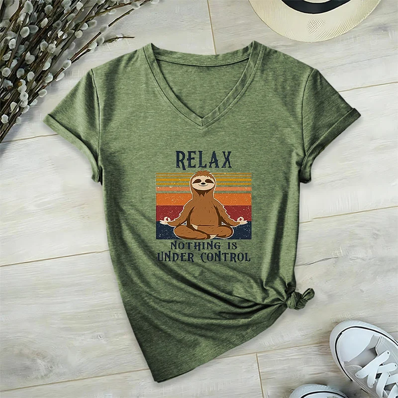 Olivenorma Meditierendes Faultier „Entspann dich, nichts ist unter Kontrolle“ T-Shirt mit V-Ausschnitt