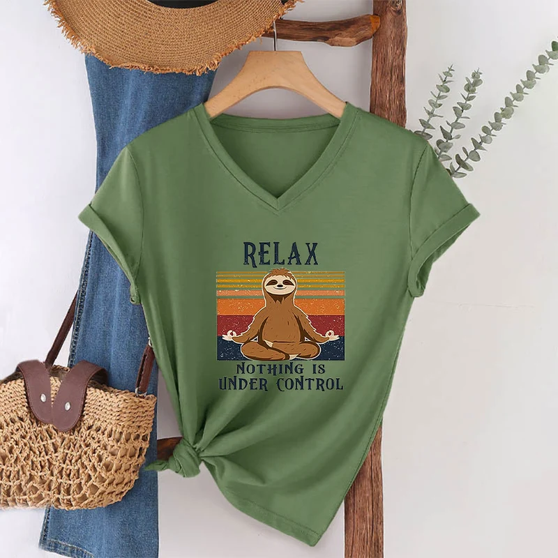 Olivenorma Meditierendes Faultier „Entspann dich, nichts ist unter Kontrolle“ T-Shirt mit V-Ausschnitt