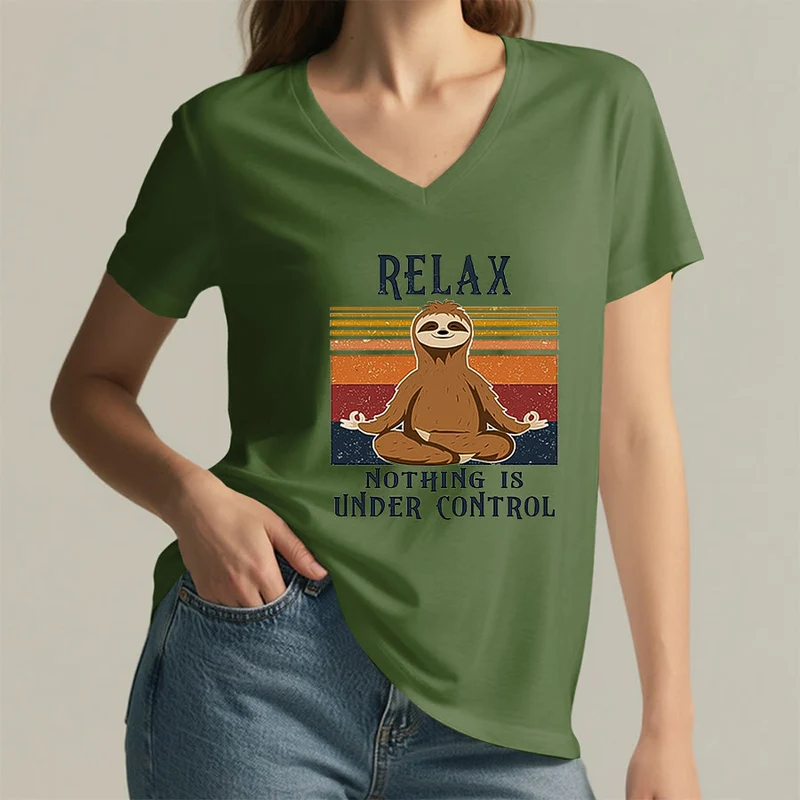 Olivenorma Meditierendes Faultier „Entspann dich, nichts ist unter Kontrolle“ T-Shirt mit V-Ausschnitt