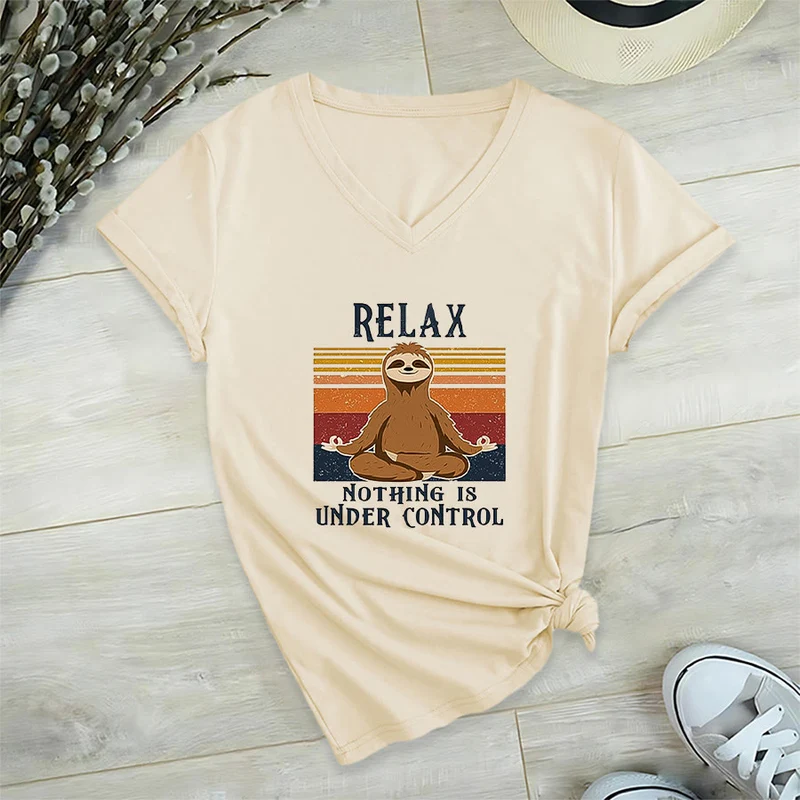 Olivenorma Meditierendes Faultier „Entspann dich, nichts ist unter Kontrolle“ T-Shirt mit V-Ausschnitt