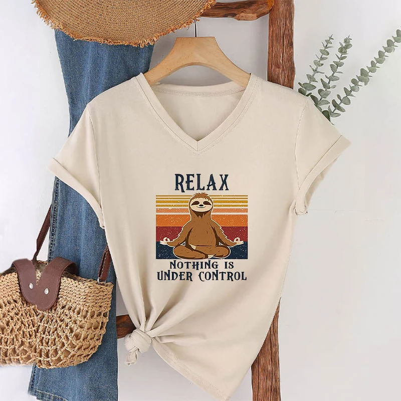 Olivenorma Meditierendes Faultier „Entspann dich, nichts ist unter Kontrolle“ T-Shirt mit V-Ausschnitt