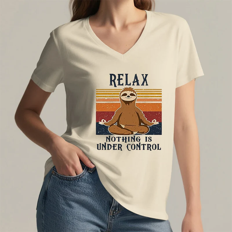 Olivenorma Meditierendes Faultier „Entspann dich, nichts ist unter Kontrolle“ T-Shirt mit V-Ausschnitt